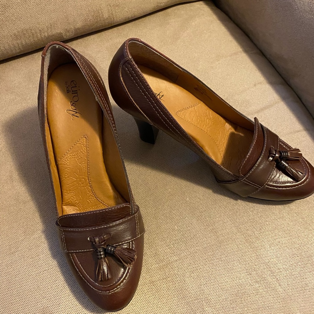 Women’s brown loafer style heels size 10M NWOT Eurosoft by Soffi